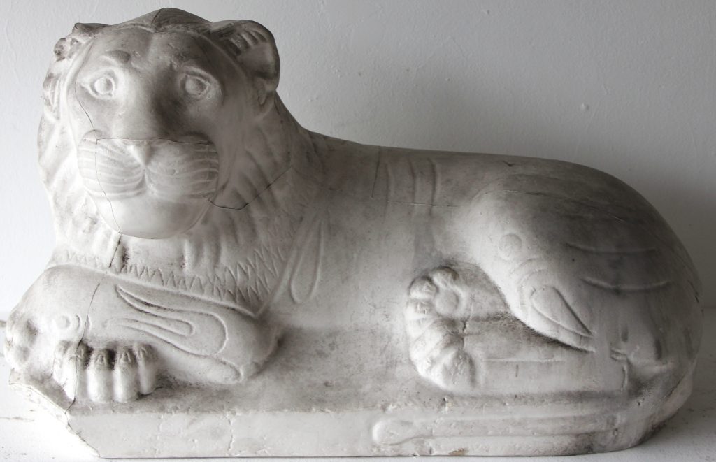 Lion couché