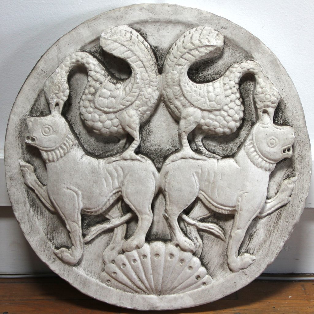 rond avec lions et paons