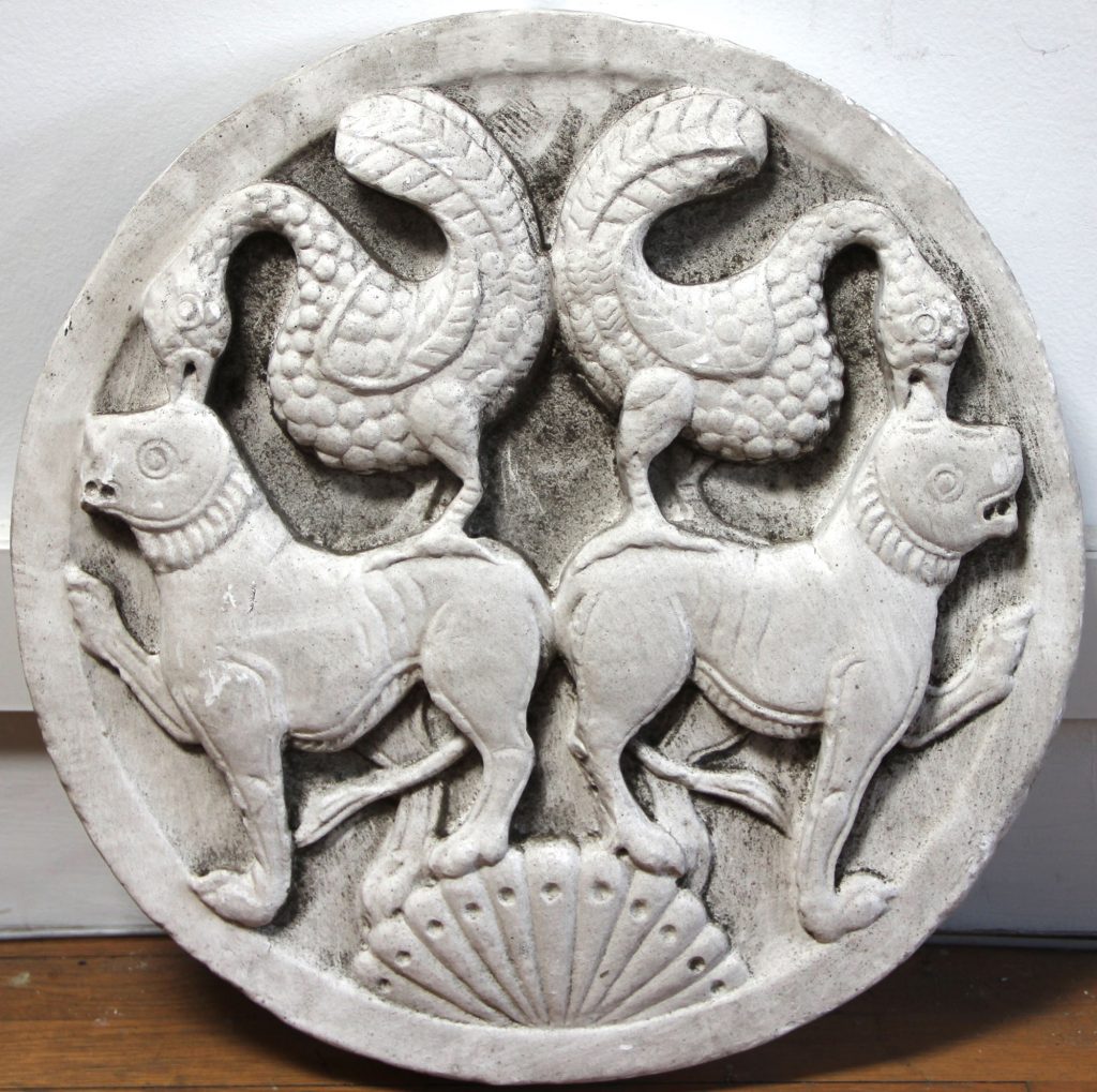 rond avec lions et paons